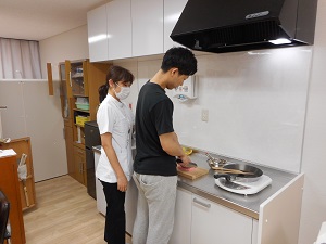 キッチンを使用した調理動作練習